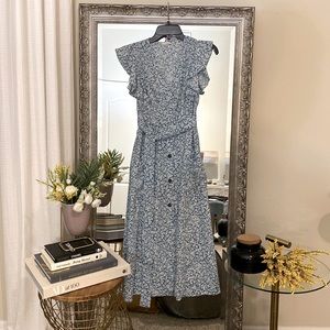 Sweet garden party midi dress. Flutter cap sleeves. Ties at waist. Pockets!